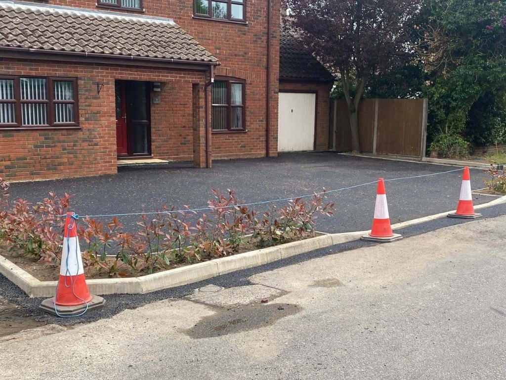 This is a newly installed tarmac driveway just installed by Daventry Driveways