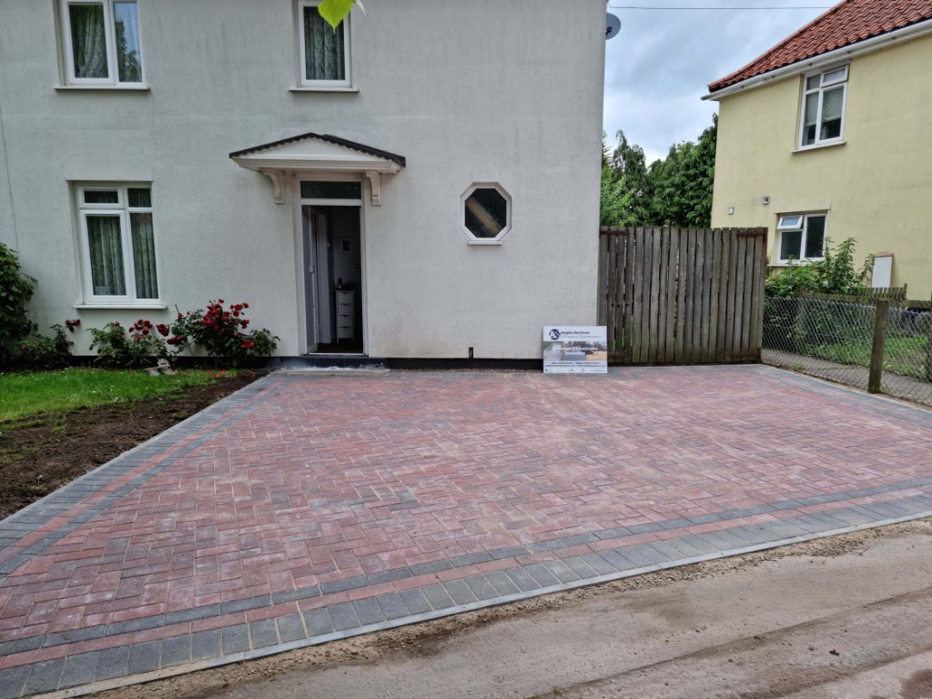 This is a newly installed block paved drive installed by Daventry Driveways